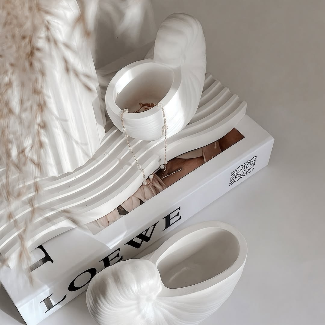 Dekorux - Elegant Shell Vase