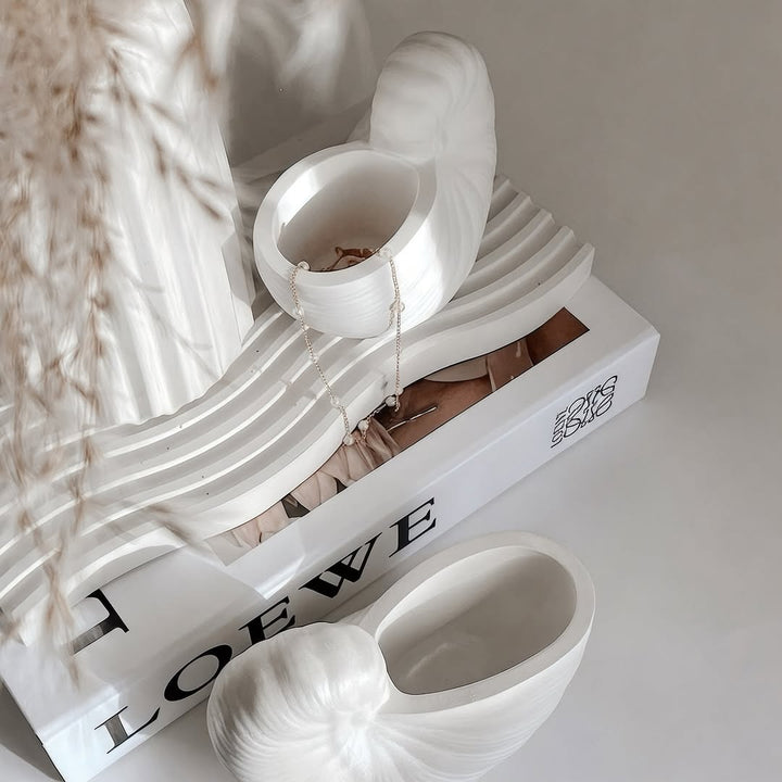 Dekorux - Elegant Shell Vase