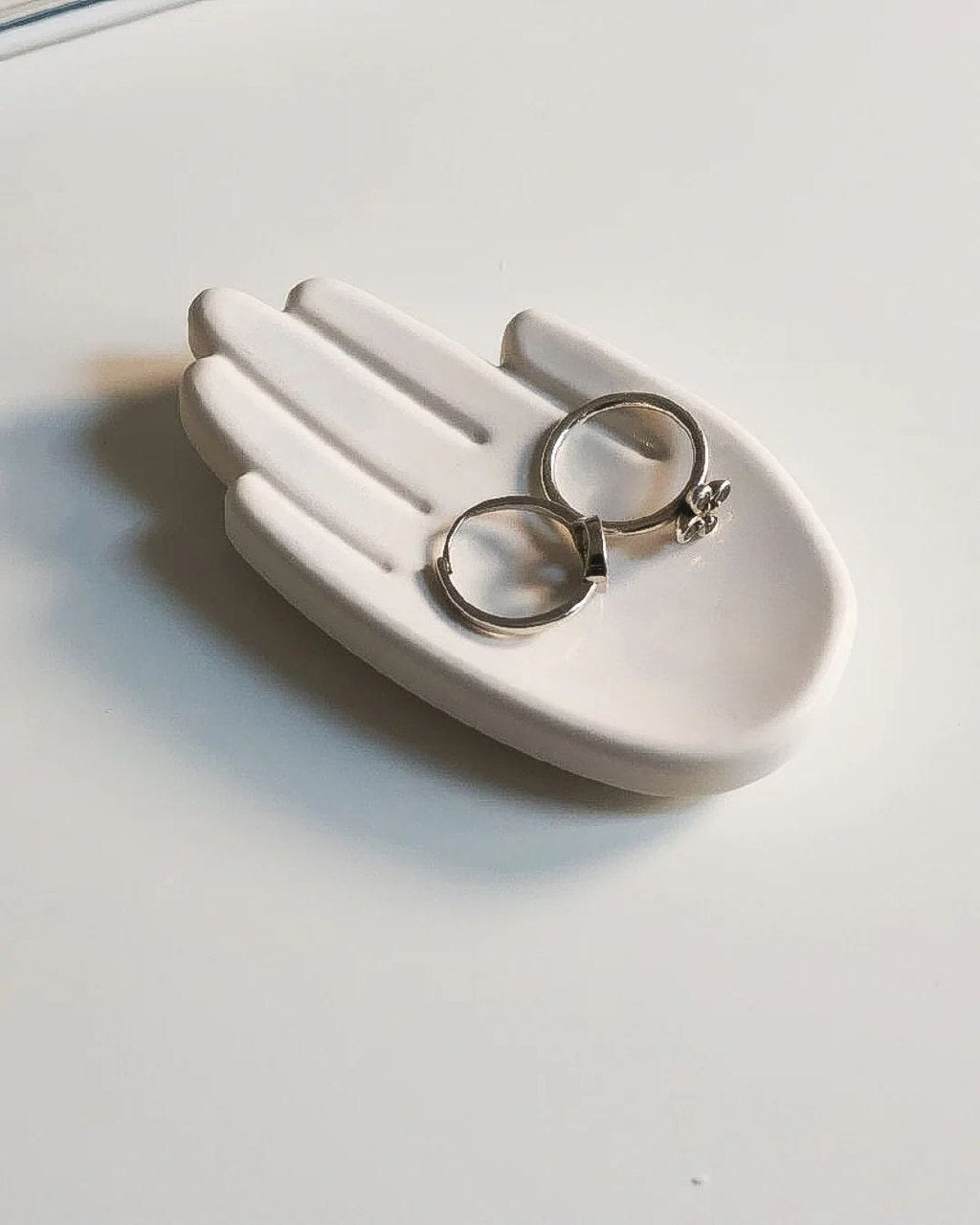 Dekorux - Zarif El Şeklinde Takı Tabağı